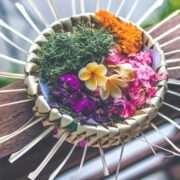 Esoterische Blüten-Opfergabe