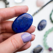 Heilstein Lapislazuli in der Hand