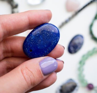 Heilstein Lapislazuli in der Hand