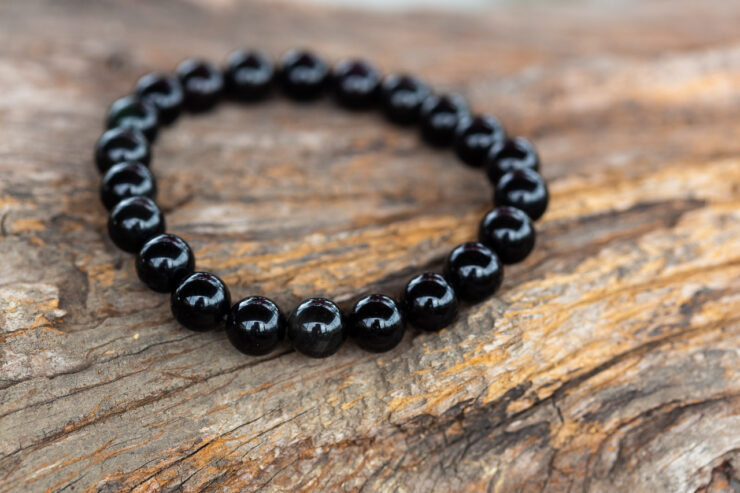 Armband aus Onyx-Steinen auf Holz