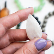 Mondstein in der Hand