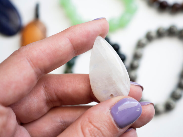 Mondstein in der Hand