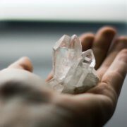 Bergkristall in einer Hand