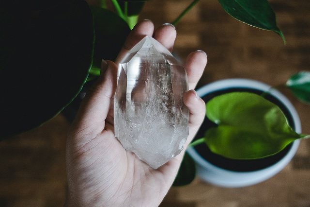 Großer Bergkristall in einer Hand