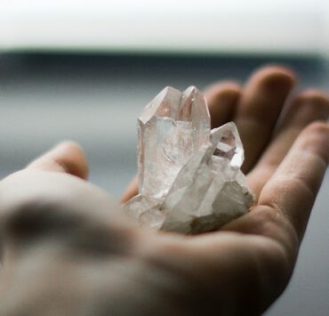 Bergkristall in einer Hand