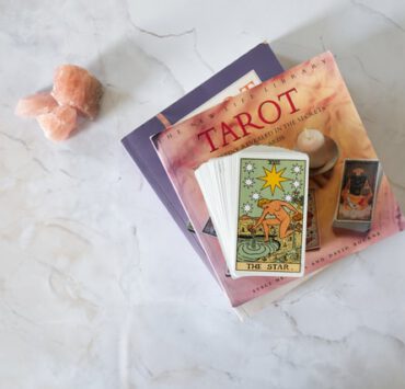 Tarotkarten und Bücher