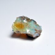 Opal Edelstein auf weißem Untergrund