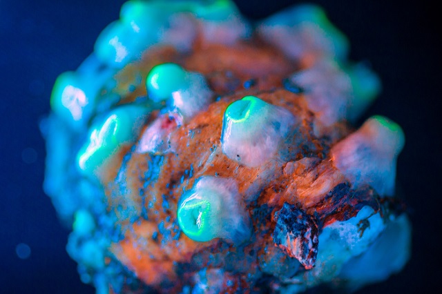 Opal auf Gestein